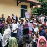 Unjuk rasa pelapor sengketa lahan dapur MBG di Sukabumi. (Prima Meidiandi)