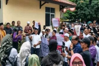 Unjuk rasa pelapor sengketa lahan dapur MBG di Sukabumi. (Prima Meidiandi)