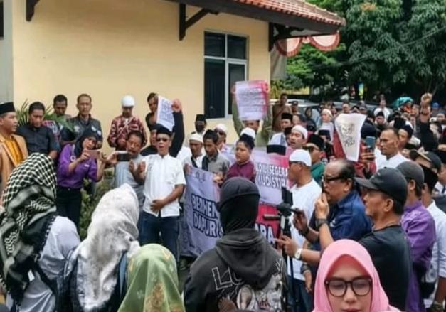 Unjuk rasa pelapor sengketa lahan dapur MBG di Sukabumi. (Prima Meidiandi)
