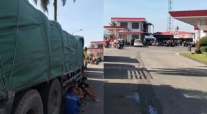 Trus pengangkut beras (kiri) terpaksa parkir di luar area SPBU tak bisa mengisi solar akibat tidak adanya stok bbm subsidi tersebut. (Prima Meidiandi/Telusurbisnis)