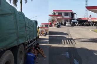 Trus pengangkut beras (kiri) terpaksa parkir di luar area SPBU tak bisa mengisi solar akibat tidak adanya stok bbm subsidi tersebut. (Prima Meidiandi/Telusurbisnis)