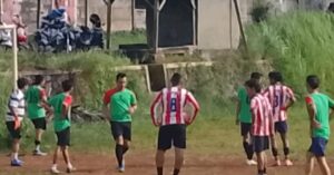 Pertandingan persahabatan Tim Sepak Bola Prima FC B melawan Madam FC B, berakhir dengan skor 2-1, untuk FC B. (Prima Meidiandi/Telusurbisnis)