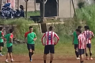 Pertandingan persahabatan Tim Sepak Bola Prima FC B melawan Madam FC B, berakhir dengan skor 2-1, untuk FC B. (Prima Meidiandi/Telusurbisnis)