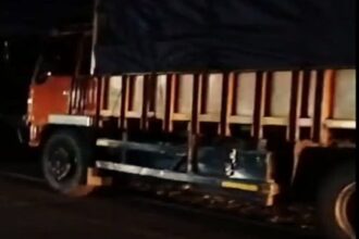 Warga menghentikan truk odol yang melintas di jalur Cikembar - Jampangtengah karena dianggap merusak jalan. (Prima Meidiandi/Telusurbisnis)