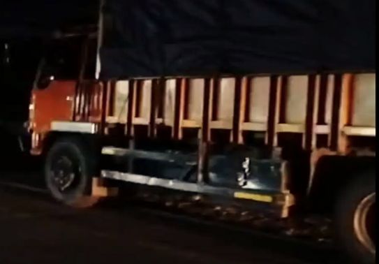 Warga menghentikan truk odol yang melintas di jalur Cikembar - Jampangtengah karena dianggap merusak jalan. (Prima Meidiandi/Telusurbisnis)