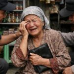 Ilustrasi seorang nenek korban penjambretan tampak menangis. (Ist)