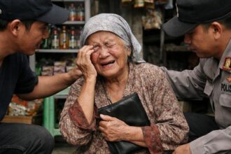 Ilustrasi seorang nenek korban penjambretan tampak menangis. (Ist)