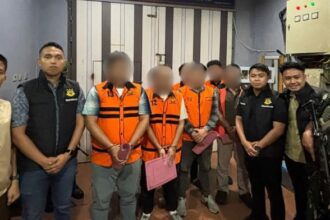 Delapan tersangka kasus dugaan korupsi penyakuran kredit di bank plat merah di Sukabumi dibawa ke lapas. (Dok Kejari Cibadak)