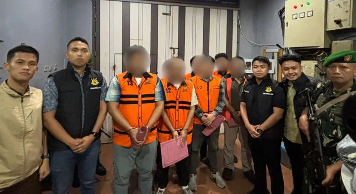 Delapan tersangka kasus dugaan korupsi penyakuran kredit di bank plat merah di Sukabumi dibawa ke lapas. (Dok Kejari Cibadak)