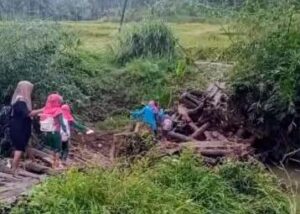 Anak sekolah di Desa Buniasih, Sukabumi, berjibaku menyeberangi jembatan ambruk demi sampai ke sekolahnya. (Prima Meidiandi/Telusurbisnis)