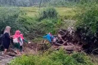 Anak sekolah di Desa Buniasih, Sukabumi, berjibaku menyeberangi jembatan ambruk demi sampai ke sekolahnya. (Prima Meidiandi/Telusurbisnis)