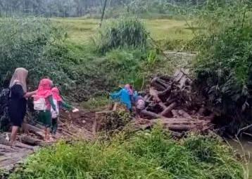 Anak sekolah di Desa Buniasih, Sukabumi, berjibaku menyeberangi jembatan ambruk demi sampai ke sekolahnya. (Prima Meidiandi/Telusurbisnis)
