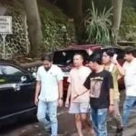 Petugas menggelandang ayah kandung remaja Sukabumi yang meninggal ke Polres Sukabumi. (Dokumentasi)