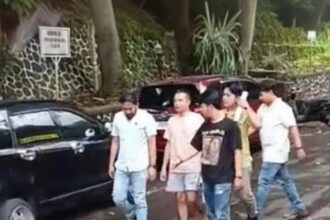 Petugas menggelandang ayah kandung remaja Sukabumi yang meninggal ke Polres Sukabumi. (Dokumentasi)