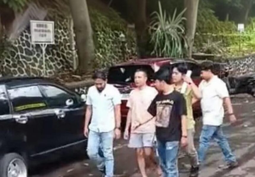 Petugas menggelandang ayah kandung remaja Sukabumi yang meninggal ke Polres Sukabumi. (Dokumentasi)
