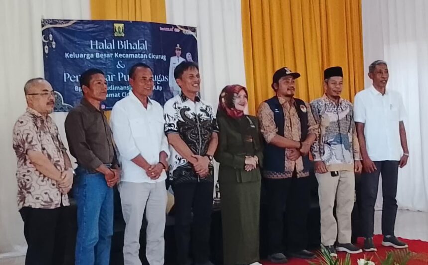 Foto bersama usai pelepasan Camat Cicurug Judi Budimansjah. (Prima Meidiandi/Mediaseruni)