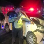 Petugas sesaat melakukan evakuasi Avanza dan Ambulans yang terlibat tabrakan. (Prima Meidiandi/Telusurbisnis)