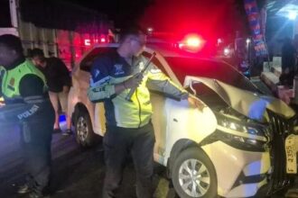 Petugas sesaat melakukan evakuasi Avanza dan Ambulans yang terlibat tabrakan. (Prima Meidiandi/Telusurbisnis)