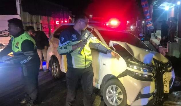 Petugas sesaat melakukan evakuasi Avanza dan Ambulans yang terlibat tabrakan. (Prima Meidiandi/Telusurbisnis)