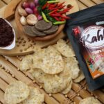 Dari sebuah lahan seluas 500 meter persegi di Kampung Nagrak Lebak, Desa Balekambang, Kecamatan Nagrak, Sukabumi, pasangan suami istri Handry Wahyudi (53) dan Vivi Herviany (51) membuktikan bahwa makanan tradisional Indonesia bisa menembus pasar internasional.