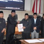 Bupati Asep Japar didampingi Wabup Andreas menyerahkan LKPJ 2025 kepada Ketua DPRD Budi Azhar Mutawali. (Prima Meidiandi/Telusurbisnis)