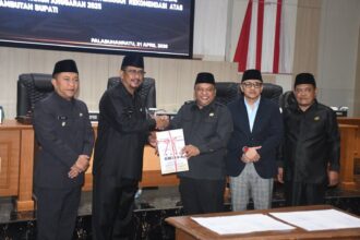 Bupati Asep Japar didampingi Wabup Andreas menyerahkan LKPJ 2025 kepada Ketua DPRD Budi Azhar Mutawali. (Prima Meidiandi/Telusurbisnis)