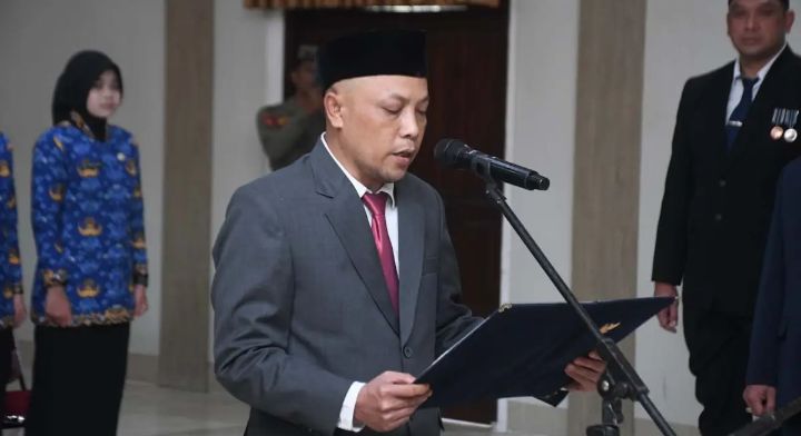 Deni Yudono resmi menjabat sebagai Kepala Satuan Polisi Pamong Praja (Satpol PP) Kabupaten Sukabumi setelah dilantik langsung oleh Bupati H. Asep