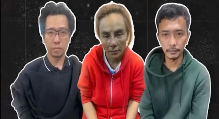 (Denny Wiraatmaja alias Koko (kiri) ditangkap saat bersembunyi di petilasan eyang sembah dalem di Jampngkulon, Kabupaten Sukabumi)