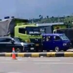 Kepadatan lalu lintas parah terjadi di Exit Tol Parungkuda pada hari kedua libur panjang Paskah, Sabtu (4/4/2026).
