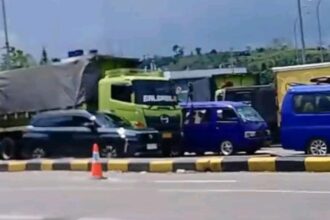 Kepadatan lalu lintas parah terjadi di Exit Tol Parungkuda pada hari kedua libur panjang Paskah, Sabtu (4/4/2026).