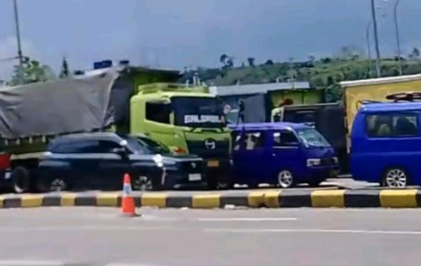 Exit Tol Parungkuda Macet Parah Libur Paskah 1 Kepadatan lalu lintas parah terjadi di Exit Tol Parungkuda pada hari kedua libur panjang Paskah, Sabtu (4/4/2026).