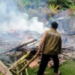 Sebuah rumah panggung milik warga di Kampung Ci Pandan RT 042/010, Desa Cicarap, Kecamatan Ciracap, Kabupaten Sukabumi, habis dilalap api pada Senin, 6 April 2026, sekitar pukul 11.12 WIB.