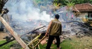 Sebuah rumah panggung milik warga di Kampung Ci Pandan RT 042/010, Desa Cicarap, Kecamatan Ciracap, Kabupaten Sukabumi, habis dilalap api pada Senin, 6 April 2026, sekitar pukul 11.12 WIB.