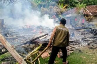 Sebuah rumah panggung milik warga di Kampung Ci Pandan RT 042/010, Desa Cicarap, Kecamatan Ciracap, Kabupaten Sukabumi, habis dilalap api pada Senin, 6 April 2026, sekitar pukul 11.12 WIB.
