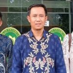 (Kuasa hukum TR, Feri Gustaman/tengah di PN Cibadak. TR ibu tiri menggugat status tersangka kematian Nizam Syafei)