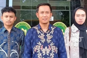 (Kuasa hukum TR, Feri Gustaman/tengah di PN Cibadak. TR ibu tiri menggugat status tersangka kematian Nizam Syafei)