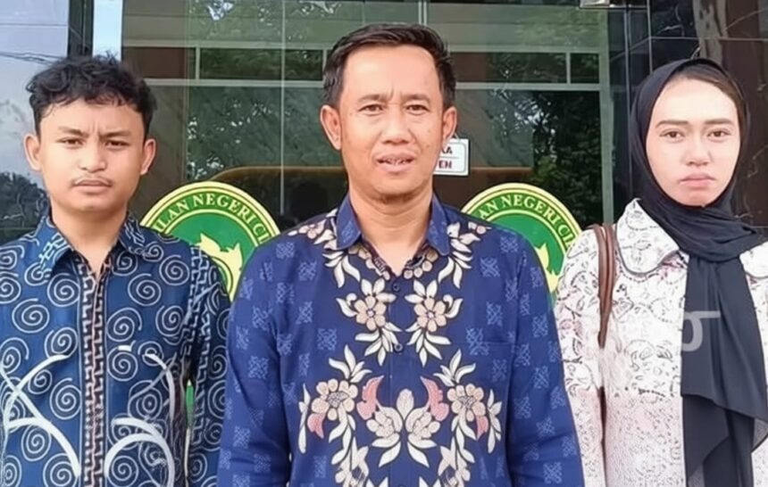Ibu Tiri Nizam Ajukan Praperadilan ke PN Cibadak Sukabumi 1 (Kuasa hukum TR, Feri Gustaman/tengah di PN Cibadak. TR ibu tiri menggugat status tersangka kematian Nizam Syafei)