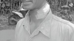 Seorang pria berinisial Ujun (58) yang diduga mengalami gangguan jiwa (ODGJ) menyerang tetangganya menggunakan senjata tajam jenis golok.