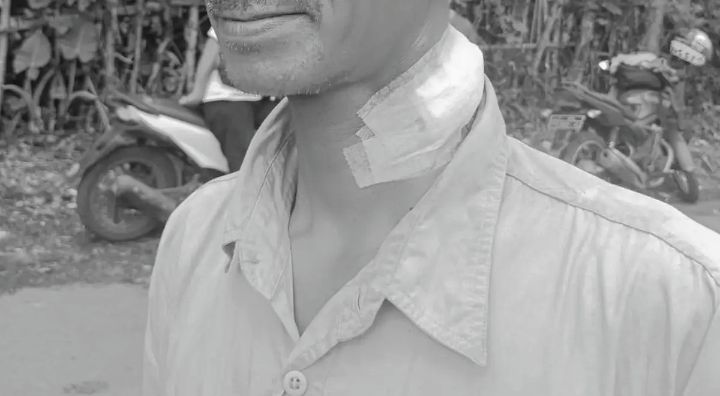 Seorang pria berinisial Ujun (58) yang diduga mengalami gangguan jiwa (ODGJ) menyerang tetangganya menggunakan senjata tajam jenis golok.