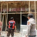 Seorang buruh bangunan bernama Nidom (48) mengalami luka serius setelah tersengat aliran listrik tegangan tinggi saat mengerjakan pembangunan rumah dua lantai di Kampung Sindanglongok