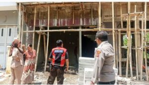 Seorang buruh bangunan bernama Nidom (48) mengalami luka serius setelah tersengat aliran listrik tegangan tinggi saat mengerjakan pembangunan rumah dua lantai di Kampung Sindanglongok