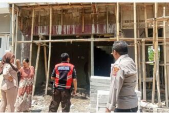 Seorang buruh bangunan bernama Nidom (48) mengalami luka serius setelah tersengat aliran listrik tegangan tinggi saat mengerjakan pembangunan rumah dua lantai di Kampung Sindanglongok