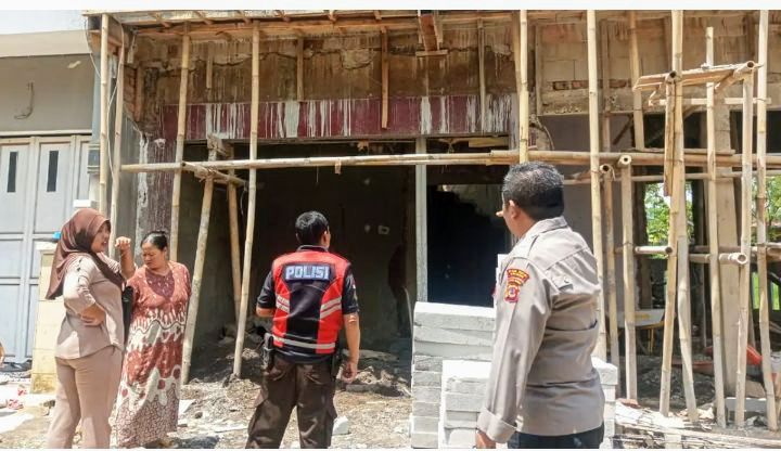 Seorang buruh bangunan bernama Nidom (48) mengalami luka serius setelah tersengat aliran listrik tegangan tinggi saat mengerjakan pembangunan rumah dua lantai di Kampung Sindanglongok