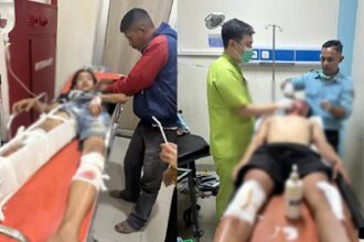 Dua korban kecelakaan lalu lintas antara ambulans milik Baznas Kabupaten Sukabumi dan sebuah mobil pick up di Kampung Pasirgabig, Desa Bojongkembar