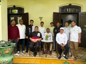Jajaran pengurus DPD PSI Kabupaten Karawang melakukan kunjungan strategis ke kediaman Presiden ke-7 RI Joko Widodo di Solo pada Minggu, 26 April 2026.