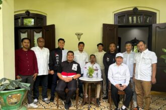 Jajaran pengurus DPD PSI Kabupaten Karawang melakukan kunjungan strategis ke kediaman Presiden ke-7 RI Joko Widodo di Solo pada Minggu, 26 April 2026.