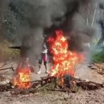 blokade jalan Warga Unjuk Rasa Blokade Jalan Tuntut Perbaikan Ruas Jalan Propinsi Jampangtengah-Kiaradua