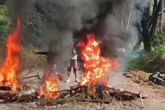 blokade jalan Warga Unjuk Rasa Blokade Jalan Tuntut Perbaikan Ruas Jalan Propinsi Jampangtengah-Kiaradua