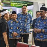 Bupati Sukabumi Asep Japar meninjau pelayanan pajak di Samsat Cibadak. (Prima Meidiandi/Telusurbisnis)