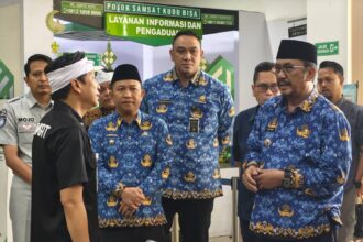 Bupati Sukabumi Asep Japar meninjau pelayanan pajak di Samsat Cibadak. (Prima Meidiandi/Telusurbisnis)